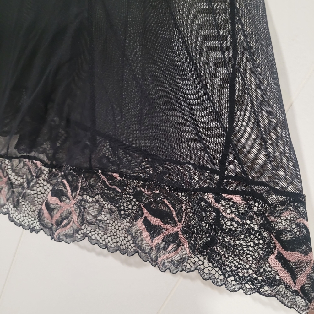 La Vie En Rose Scalloped Black and Pink Lace Nightie - Picture 2 of 6